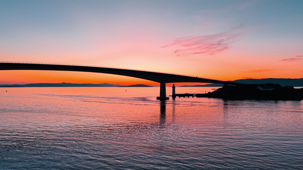 el puente al atardecer