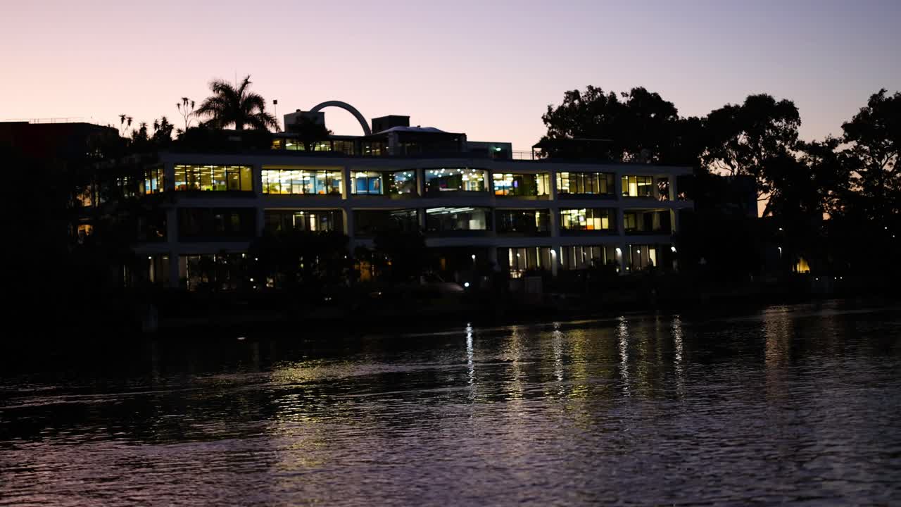 불이 켜진 채로 저녁에 운하를 짓는 것