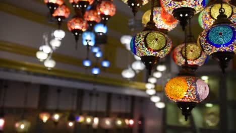 lámparas turcas y candelabros de mosaico otomano en exhibición, el concepto de iluminación del hogar