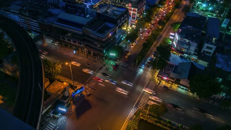 tráfico de 4k.time lapse en la intersección de bangkok, tailandia