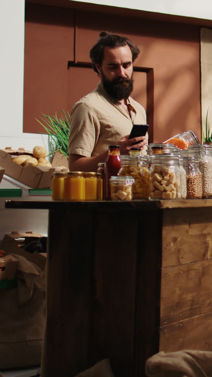 Vídeo vertical: hombre comprueba online que las verduras sean ecológicas