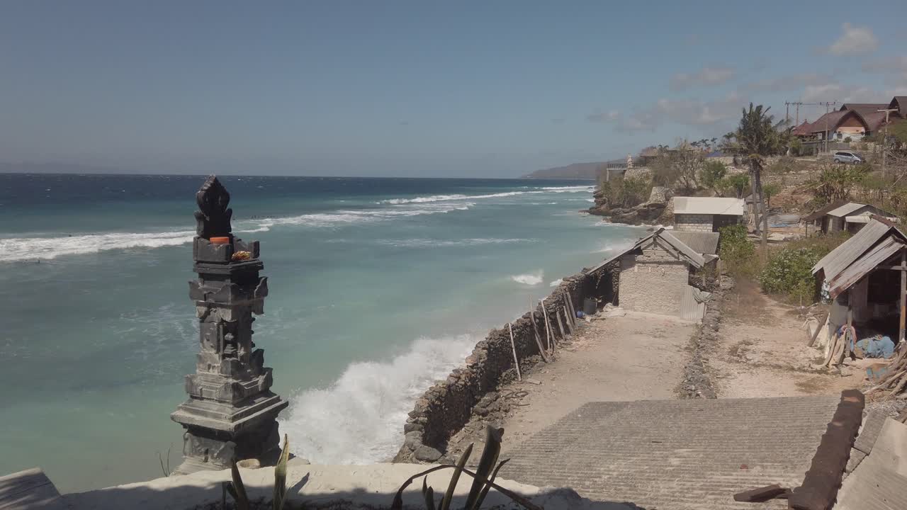 foto fija de bali, indonesia, hermosa playa de arena con fondo azul océano en una tarde ventosa