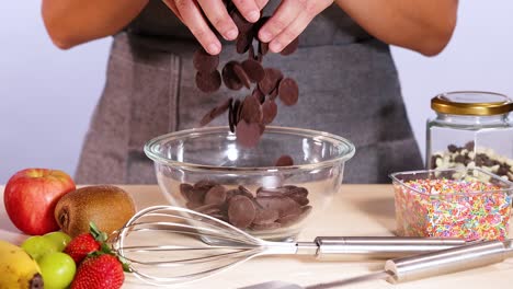 mezclando trozos de chocolate con salpicaduras de colores