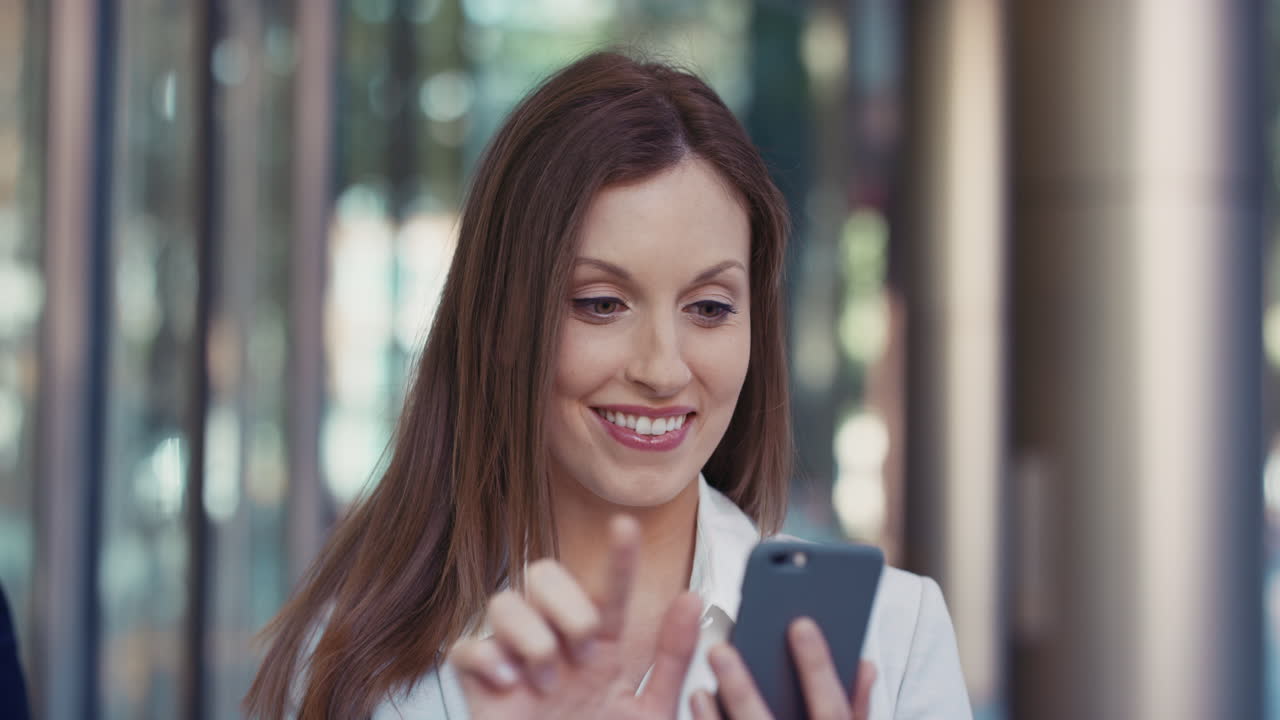retrato de una mujer de negocios fuera del edificio de oficinas corporativas