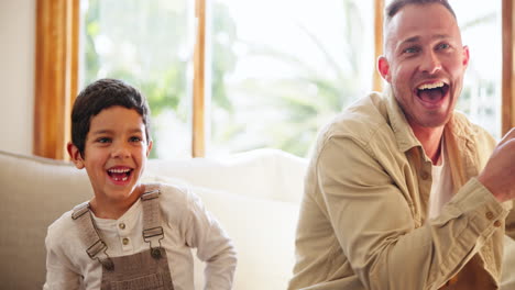 feliz, videojuego y padre con hijo en un sofá