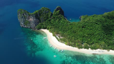 Ein-Flug-über-Die-Hubschrauberinsel,-Ein-Tropisches-Paradies-In-Der-Nähe-Von-El-Nido