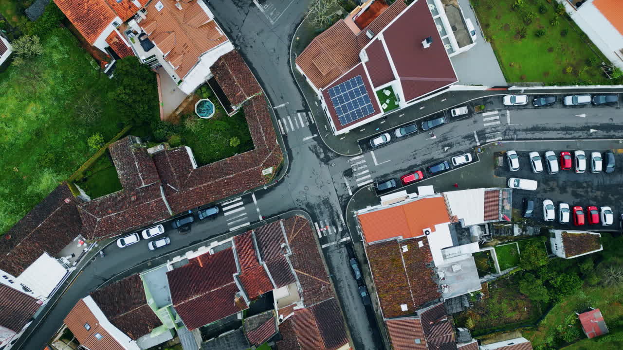 그린 리 시골의 아스팔트 도로를 타고 다니는 자동차. 시골 집 지붕