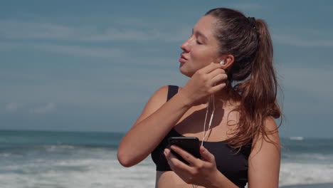 mujer disfrutando de la playa y escuchando música