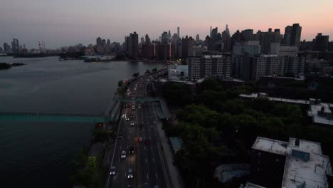 New-Yorks-FDR-Drive-In-Der-Abenddämmerung,-4K-Luftaufnahme