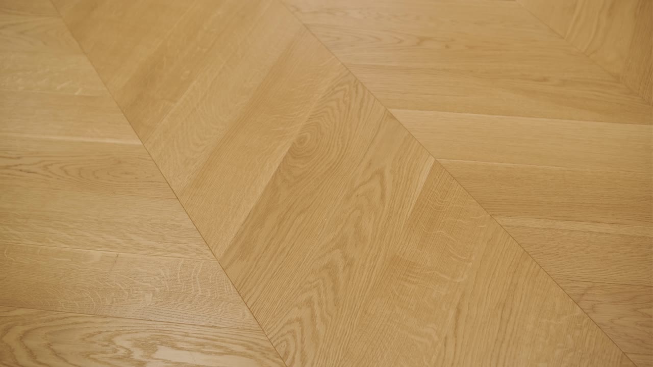 뜨거운 오크 나무로 된 나무 바닥의 클로즈업으로 복잡한 나무 곡물 세부 사항을 보여줍니다.