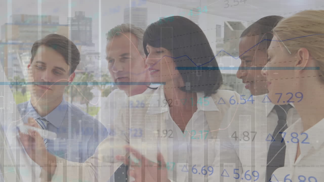 Animação de gráficos e números em mudança sobre uma gerente diversa discutindo relatórios com colegas de trabalho