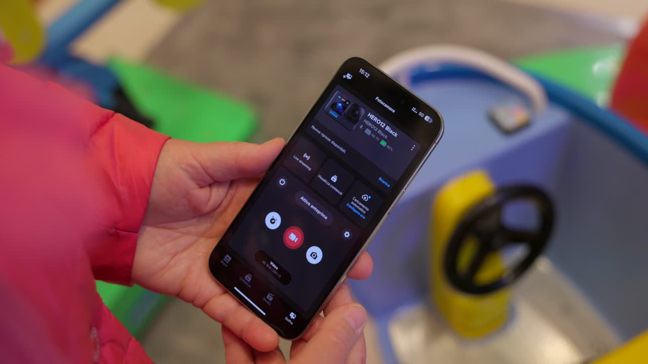 smartphone en la mano para controlar la cámara de acción gopro