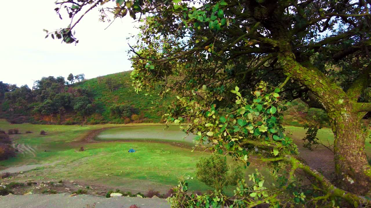 알제리 아틀라스 산맥 꼭대기에 있는 아름다운 타메즈기다 호수