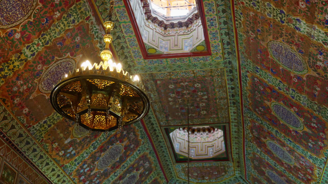Soffitto a mosaico marocchino colorato con motivi geometrici e design islamico