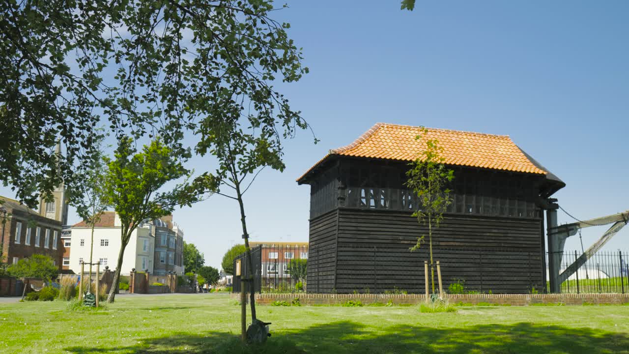 grúa de rueda de harwich en un día soleado en essex, inglaterra