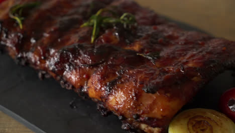 costillas de cerdo a la parrilla y barbacoa con romero