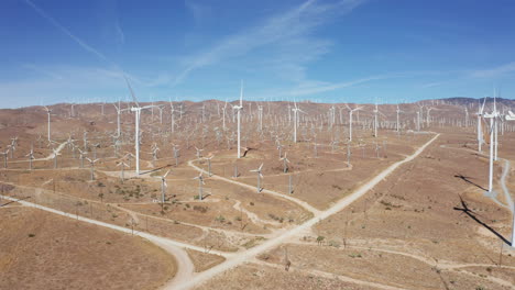 Cámara-Moviéndose-Hacia-Un-Parque-Eólico-Solar