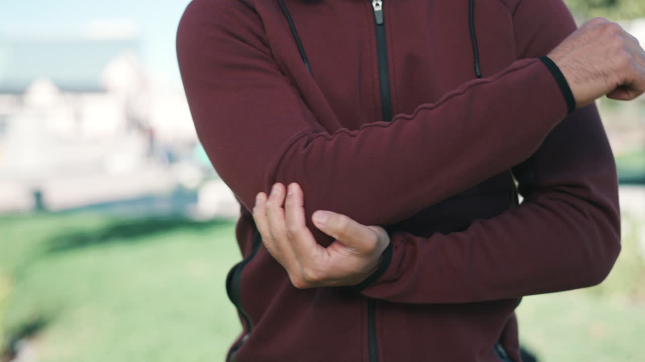 팔꿈치 부상, 통증 및 부상 당한 사람의 손