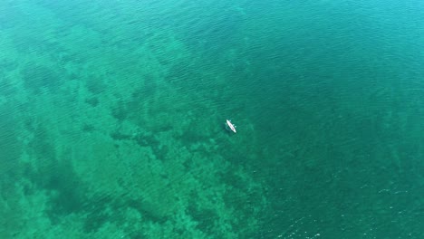 kayak en el agua turquesa