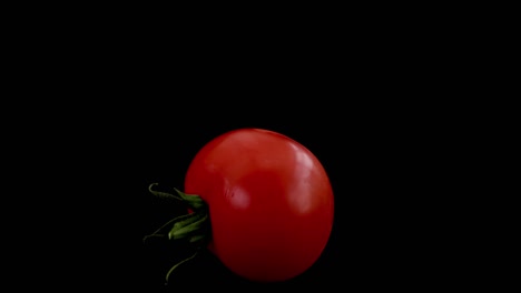 cortar a través de un tomate fresco rojo jugoso en animación de stop motion. tomate todavía en la vid