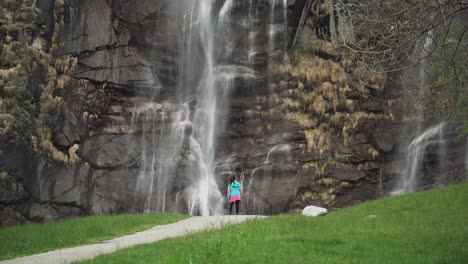 Mujer-Disfrutando-De-La-Espectacular-Vista-Del-Torrente-Corto-Y-Empinado,-Acquafraggia-En-Valchiavenna,-Italia