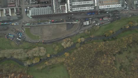 vista aérea del canal y el parque industrial de collinstown con la planta de intel corporation en leixlip, kildare, irlanda