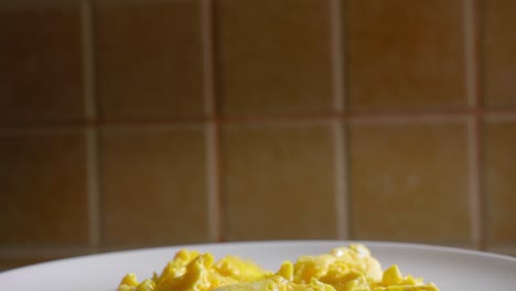 fumar huevos revueltos calientes en un plato, delicioso desayuno, huevos para el desayuno