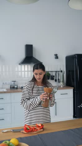 mujer cocinando en una cocina moderna