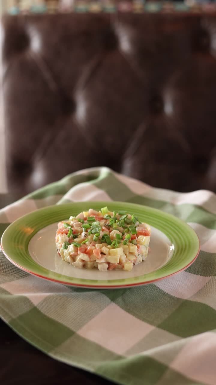 ensalada de olivier en un plato
