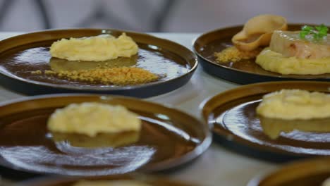 Puré-De-Mandioca-Y-Cuscús-En-Platos-Preparados-Para-El-Servicio-De-Cena---Ingredientes-Cosechados-En-Granjas-Orgánicas-En-La-Selva-Amazónica