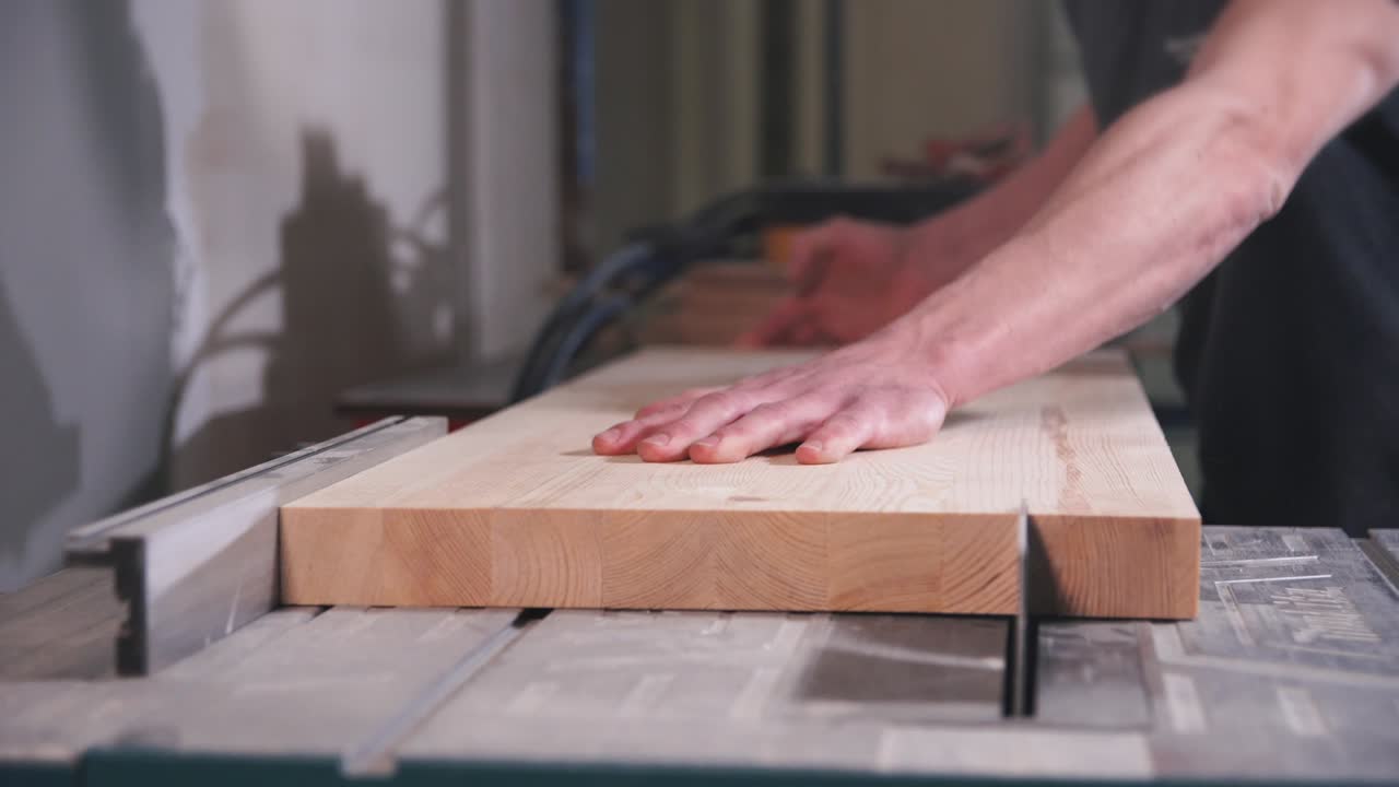 hombre que trabaja con madera en una fábrica de madera.