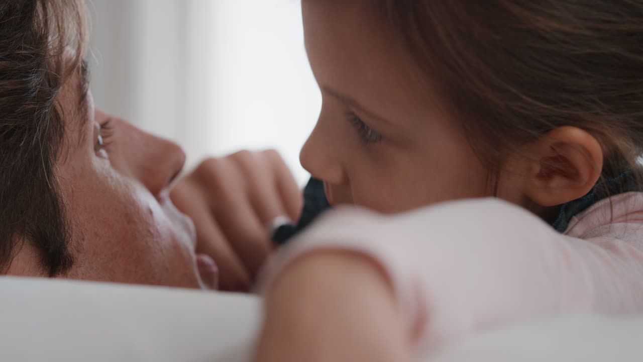 아버지와 딸은 가족과 함께 시간을 보내고 있습니다. 아빠는 집에서 어린 소녀와 놀고 재미있습니다. 4k