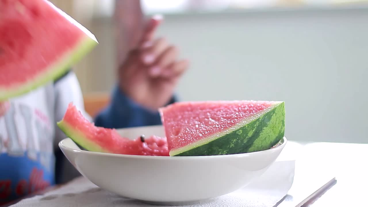 niño comiendo sandía jugosa almacen de metraje de video