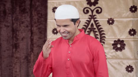 hombre musulmán haciendo saludos y adaab