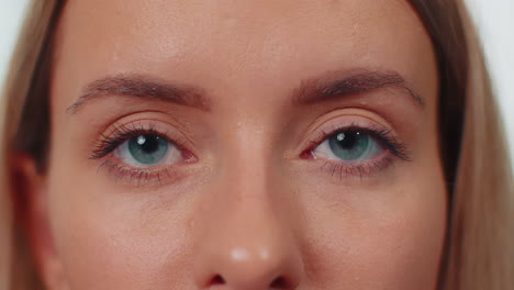 Close-up-Macro-Retrato-De-Belleza-Joven-Hermosa-Mujer-Ojos,-Modelo-Sonriente-Mirando-A-La-Cámara