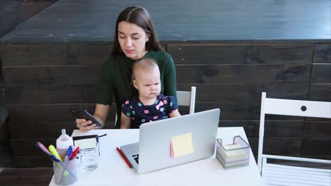 mamá trabajando con el bebé