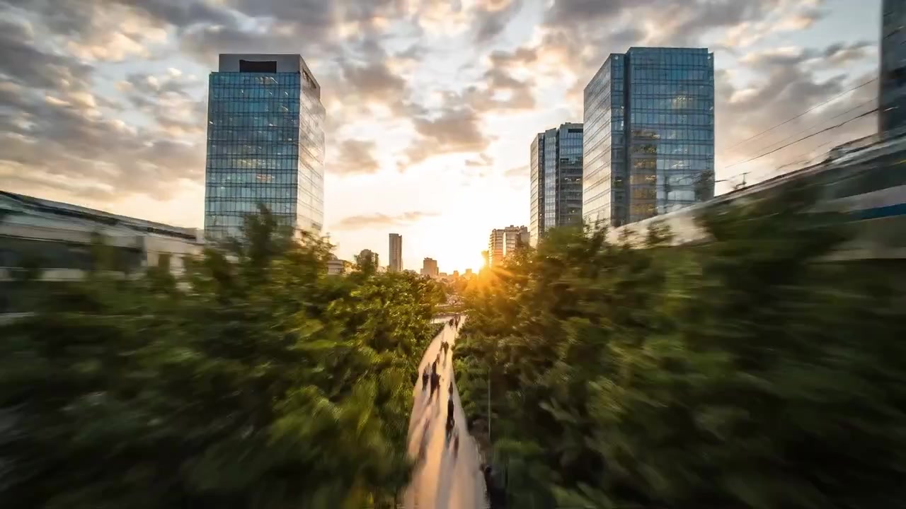 Paisagem Urbana ao Pôr do Sol: Uma Cena Urbana Movimentada com Edifícios de Vidro Refletindo a Hora Dourada em Meio a uma Multidão Vibrante Caminhando em um Ambiente Moderno e Agitado
