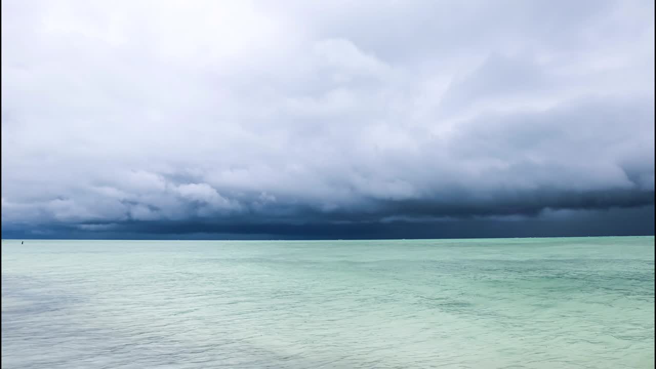 바다와 폭풍우 구름과 조명 시네마그래프