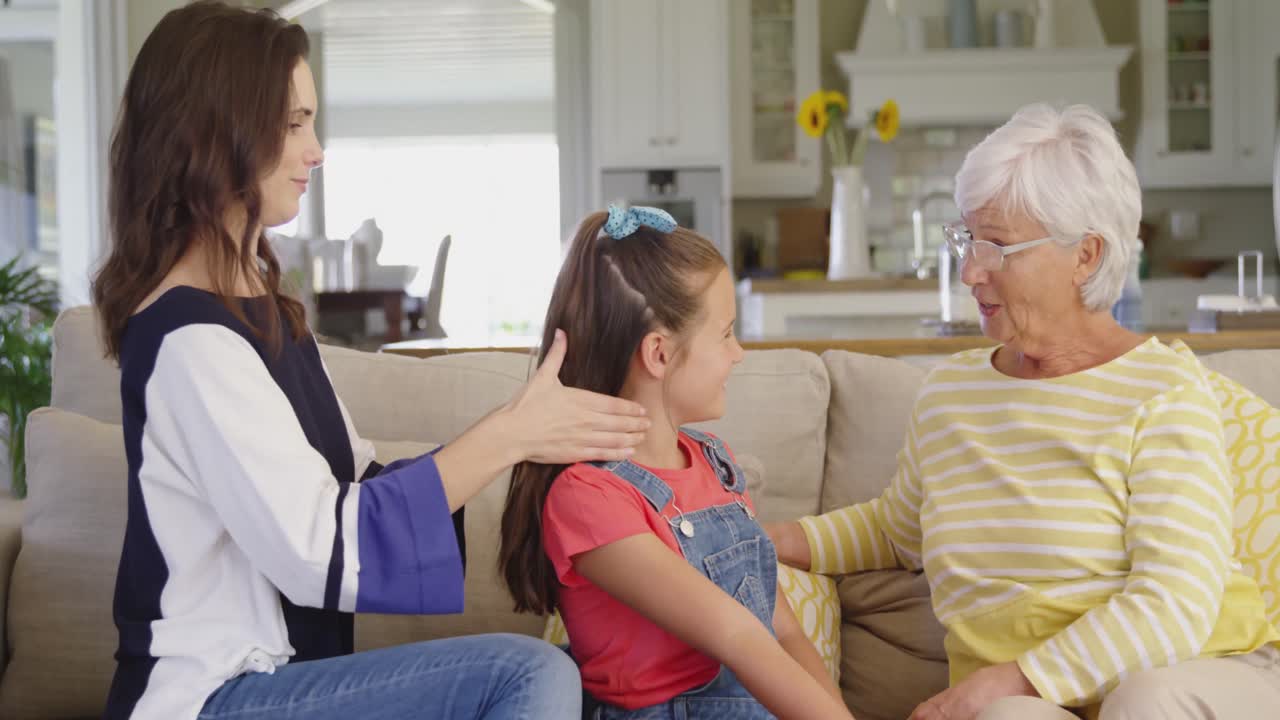 la familia pasa tiempo juntos en casa