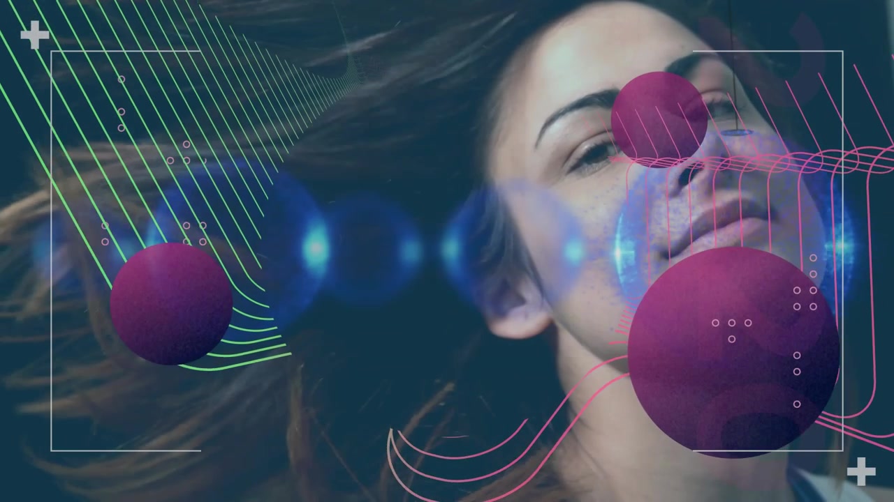 Animación de introducción desvaneciendo el rostro de una mujer, encuadre de diseño y esferas moradas que se desplazan, resaltando el rostro.