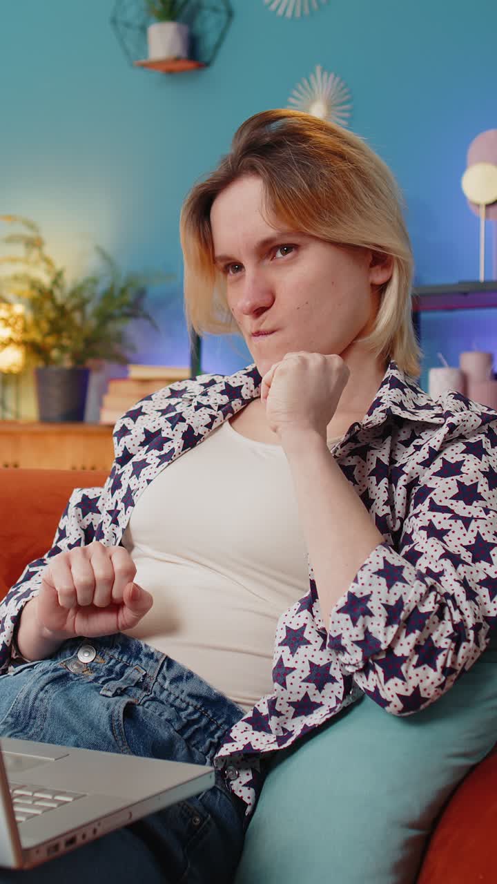 una joven independiente pensativa tuvo una idea y escribiendo en una computadora portátil netbook celebrando la victoria