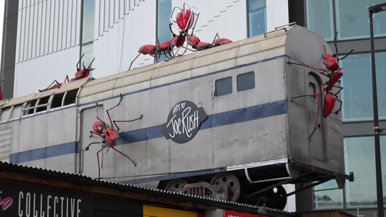 Sculture meccaniche uniche e opere d'arte create con rottami metallici riciclati dall'artista Joe Rush esposte a Vinegar Yard, vicino alla stazione di London Bridge, tra cui una carrozza ferroviaria e formiche giganti