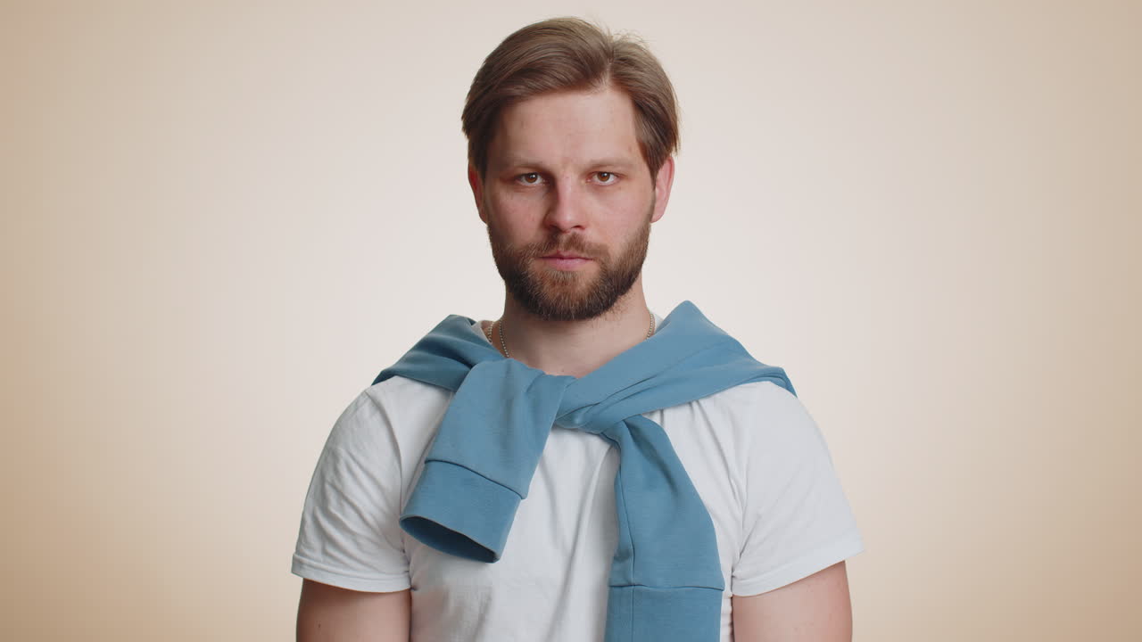 젊은이가 말합니다. 손바닥을  ⁇ 어서 손을  ⁇ 어서 멈추세요.