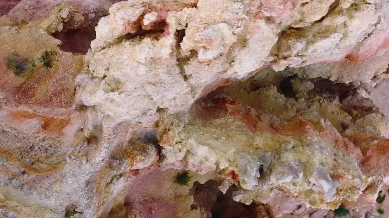 Krajina Mohavské pouště se vyznačuje skalnatými útesy a roztroušenou vegetací.
