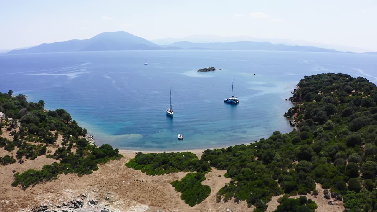 This video represent boats near island beach.