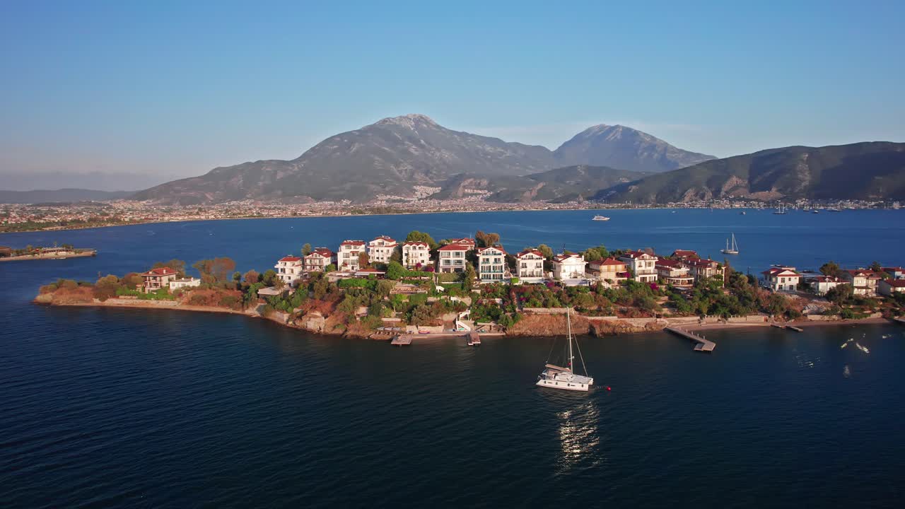 drone en órbita de la isla knight en fethiye, turquía, en la hora de oro