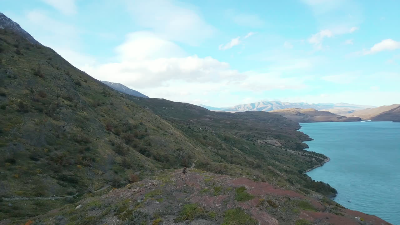 vista aérea de un excursionista caminando por un sendero de montaña en el impresionante paisaje de la patagonia, chile