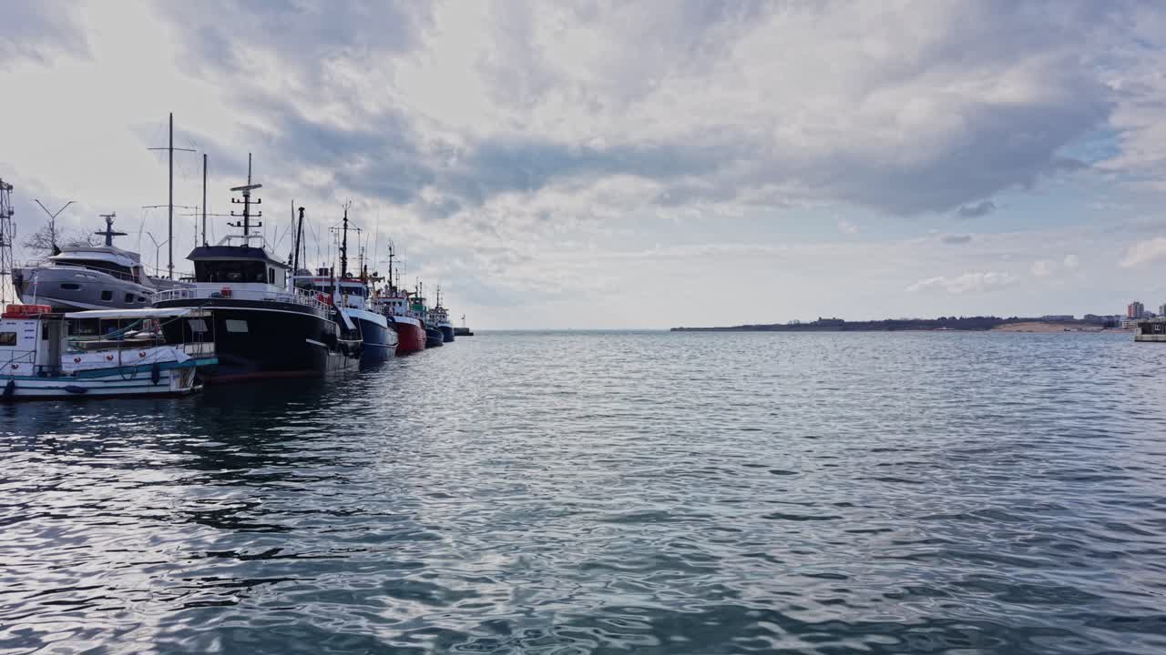 Barche ormeggiate in un porto a Nesebar, in Bulgaria, durante una giornata nuvolosa