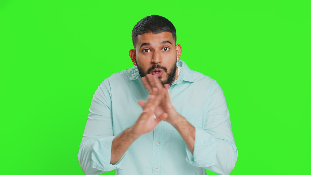 joven susurra noticias rumores tomándose de la mano cerca de la boca compartir chismes tranquilo mantener mis secretos