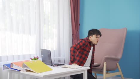 집에서 미끄러진 어색한 남자.